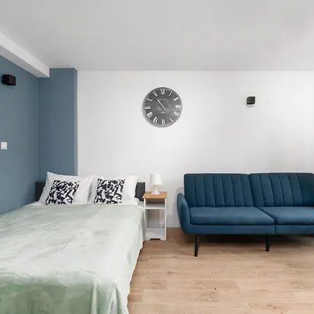 Bright & Comfy Krosnienska With Balcony By Renters *