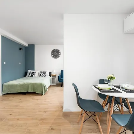 Bright & Comfy Krosnienska With Balcony By Renters *